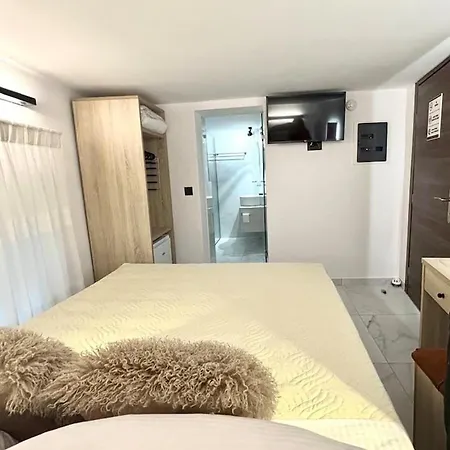 Artheon Hotel *